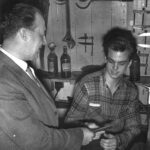 E.Lerager Larsen overrækker svendebrev