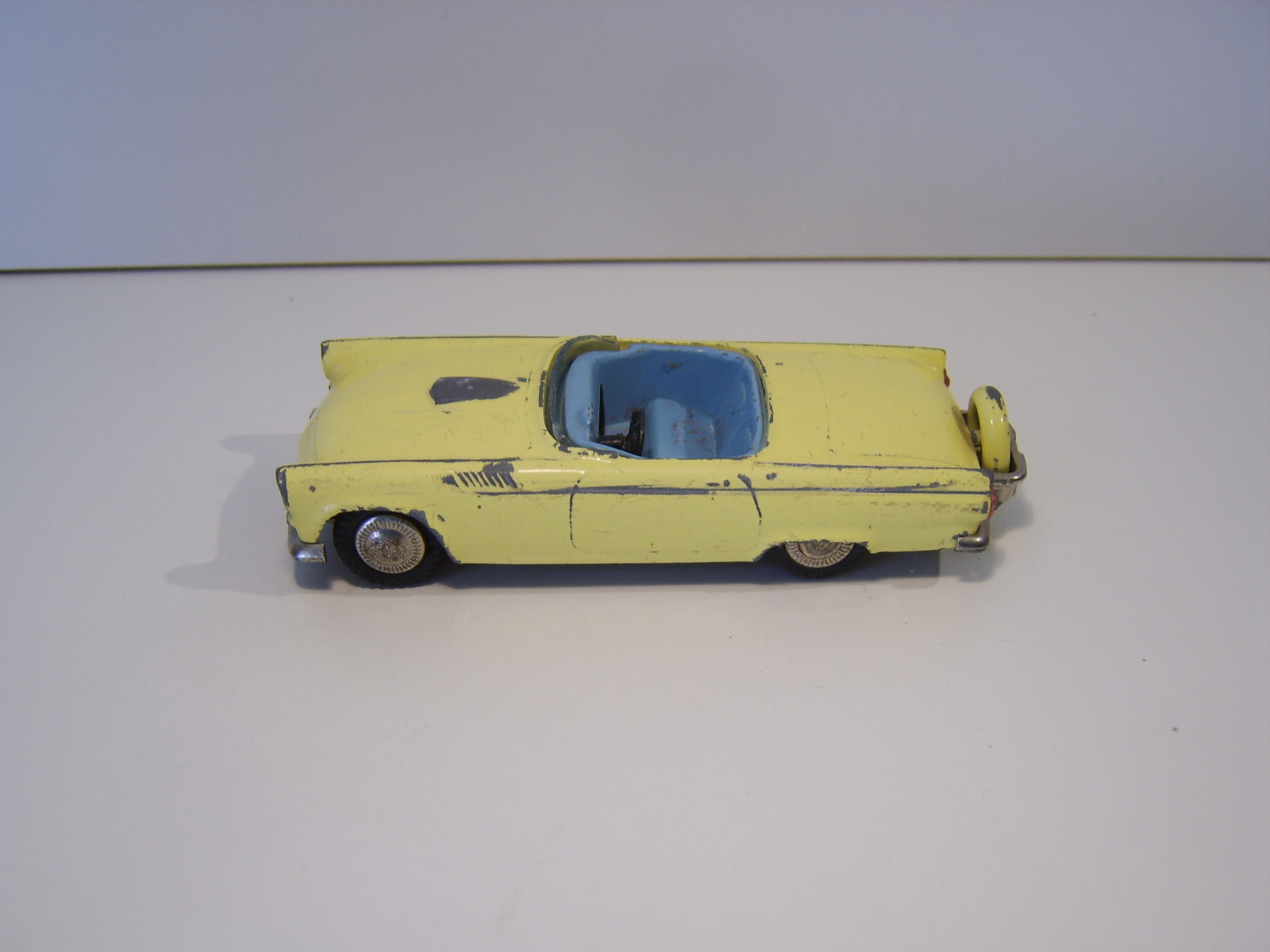 Tekno Ford Thunderbird gul skrotbil