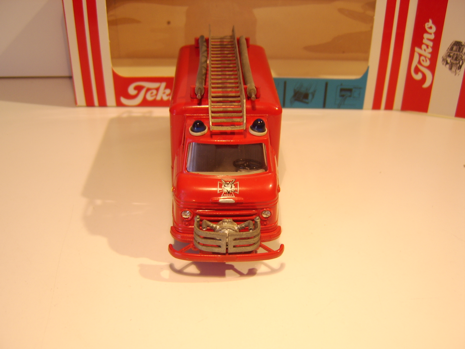 Tekno Volvo Express brandsprøjte Falck Zonen i æske - Billede 7