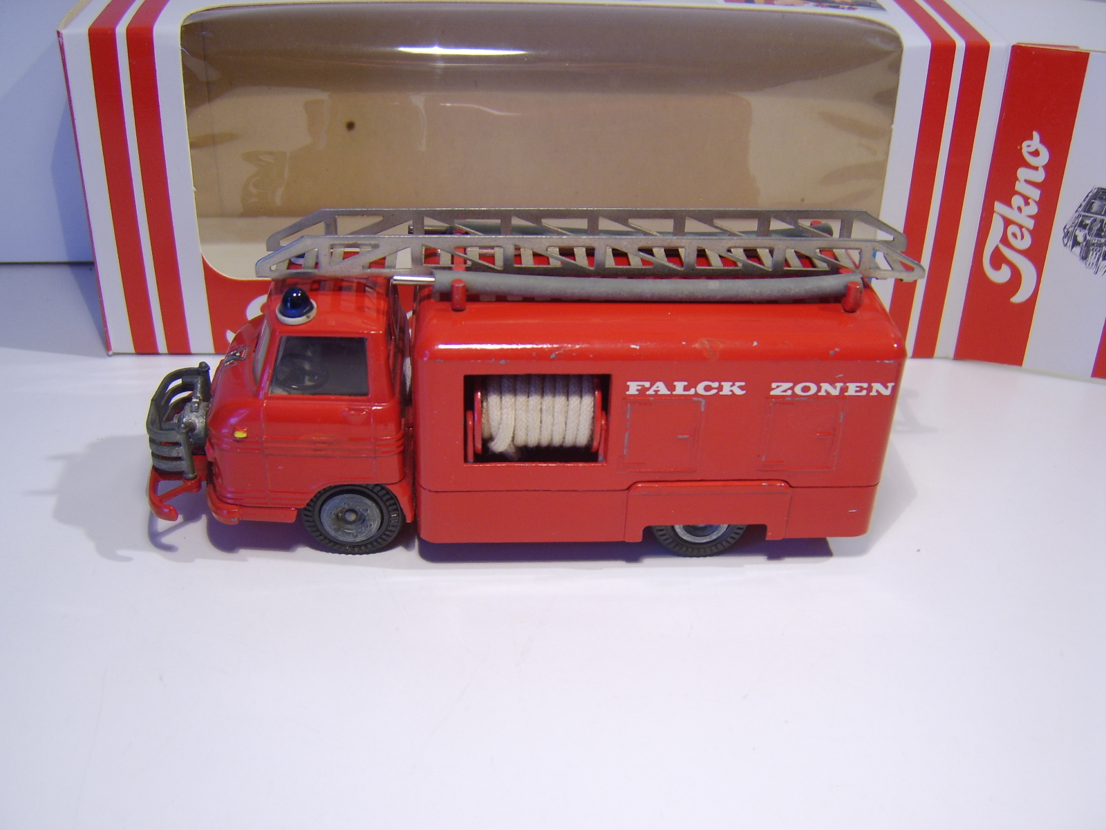 Tekno Volvo Express brandsprøjte Falck Zonen i æske - Billede 4
